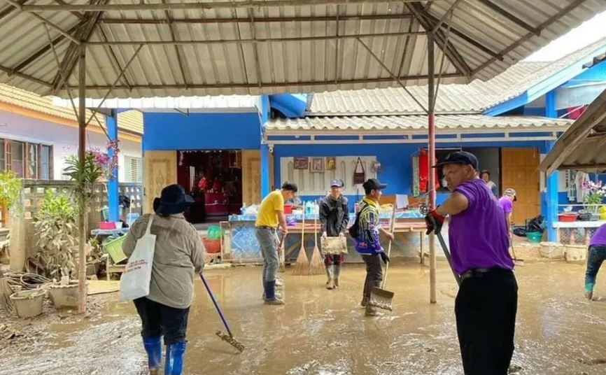 Thailand Kerja Bakti Massal Serempak Bersihkan Sisa Banjir Besar